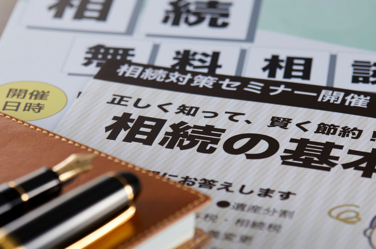 清潔感のある作業服を着たスタッフ後ろ姿や手元のイメージ（顔は映さない） 整理整頓された作業道具のイメージ 「信頼」「安心」といったキーワードを想起させる抽象的なアイコン (1)