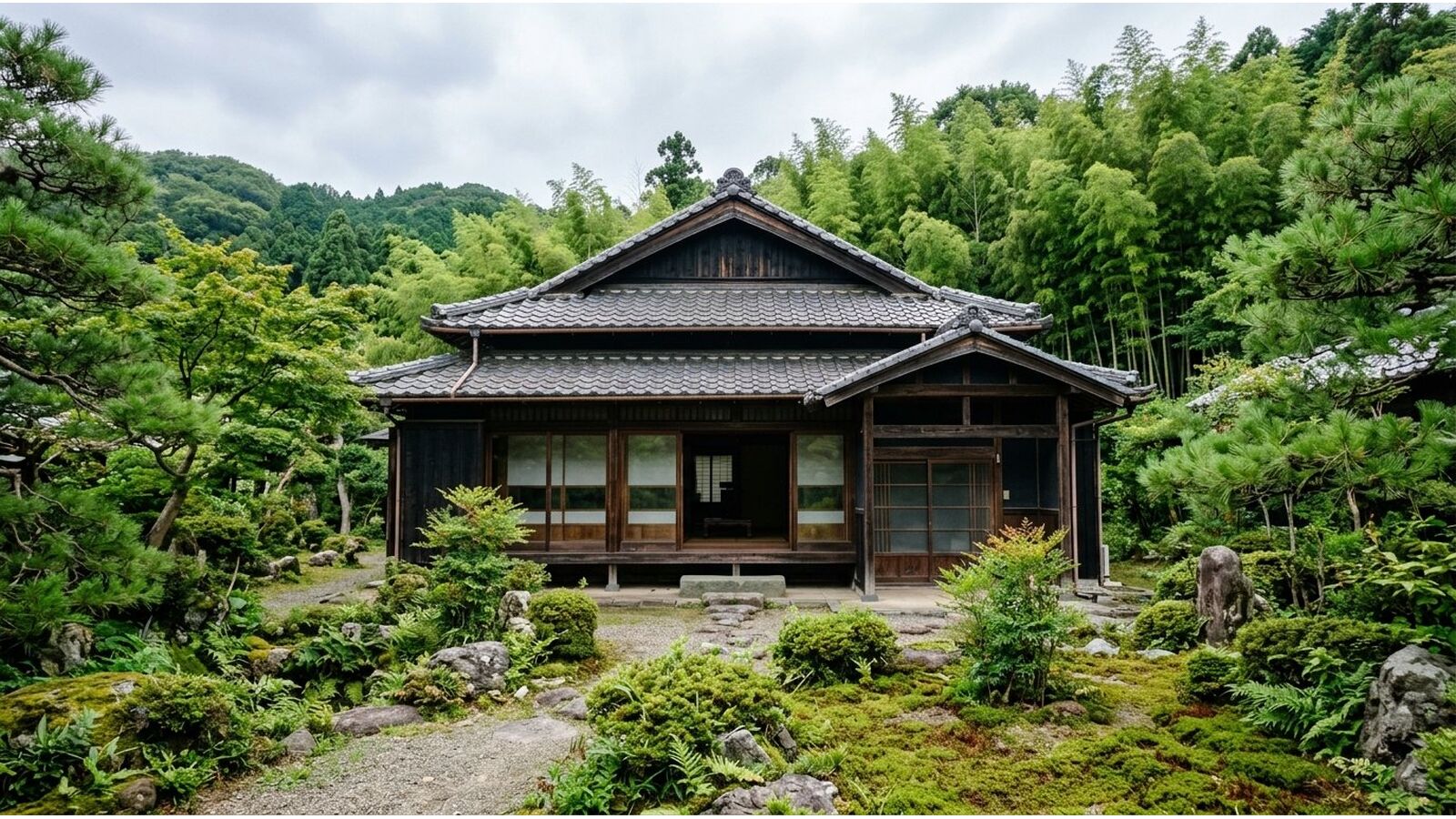 田園に建つ瓦屋根の古民家（イメージ）